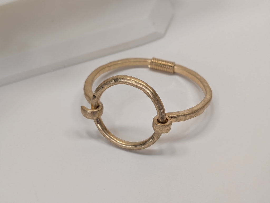 Pulsera Rígida Dorada con Aro Central y Cierre Articulado