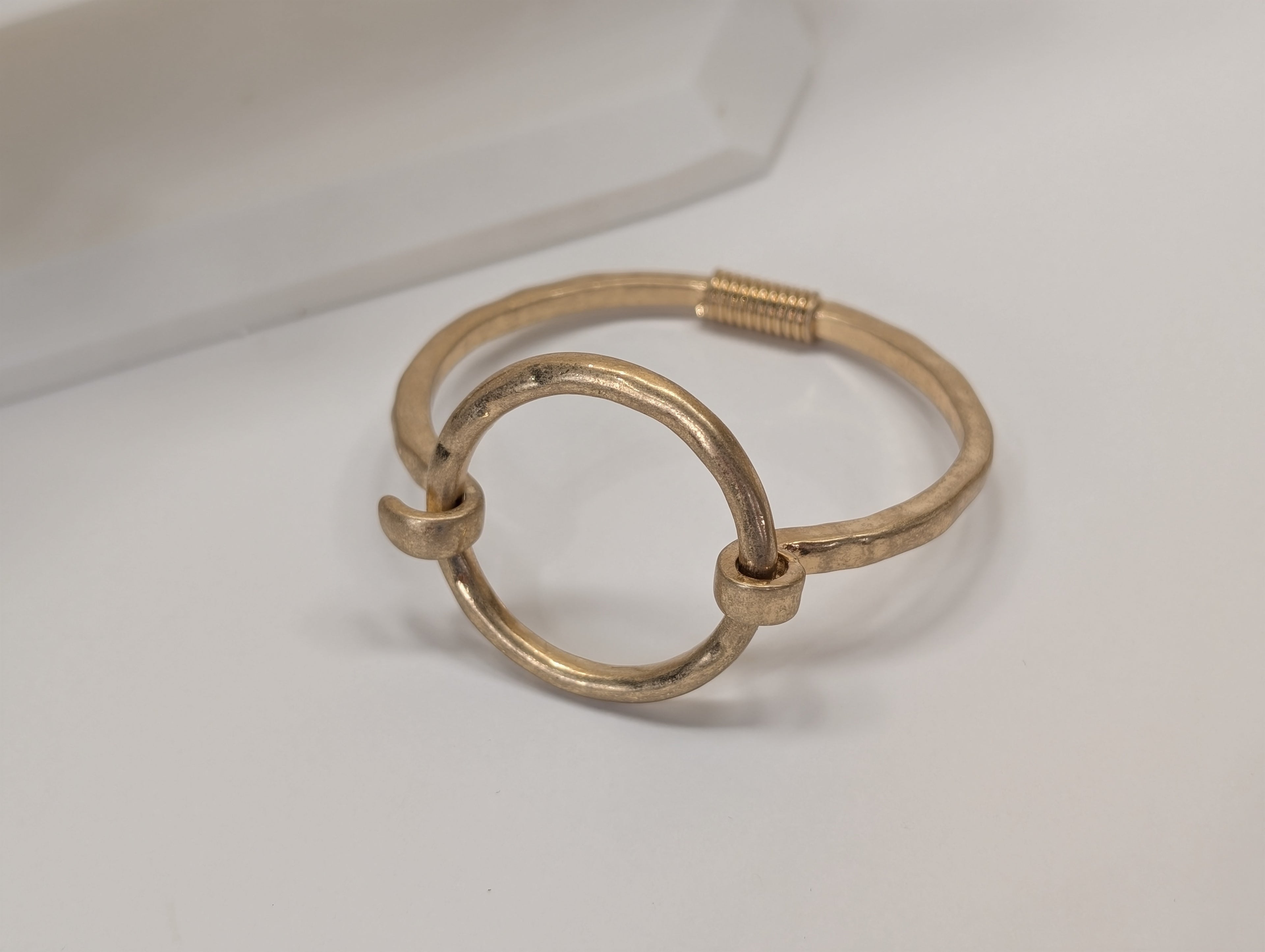 Pulsera Rígida Dorada con Aro Central y Cierre Articulado