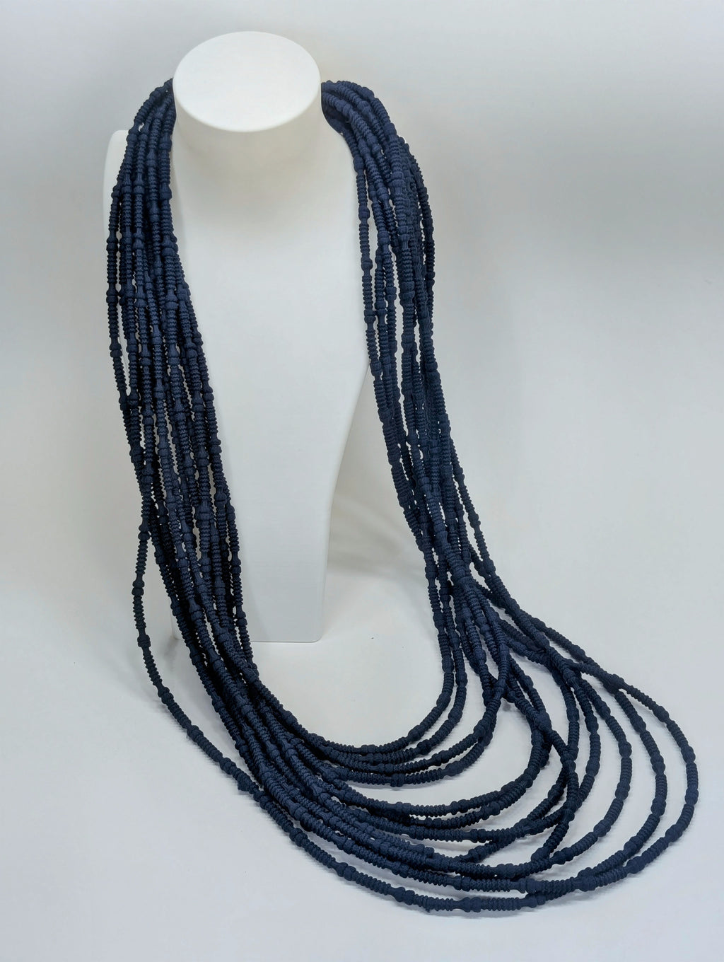 Collar Largo Multihilo de Tela con Cierre Imantado