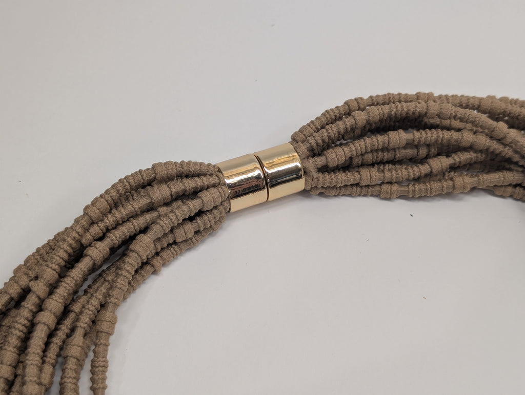 Collar Largo Multihilo de Tela con Cierre Imantado