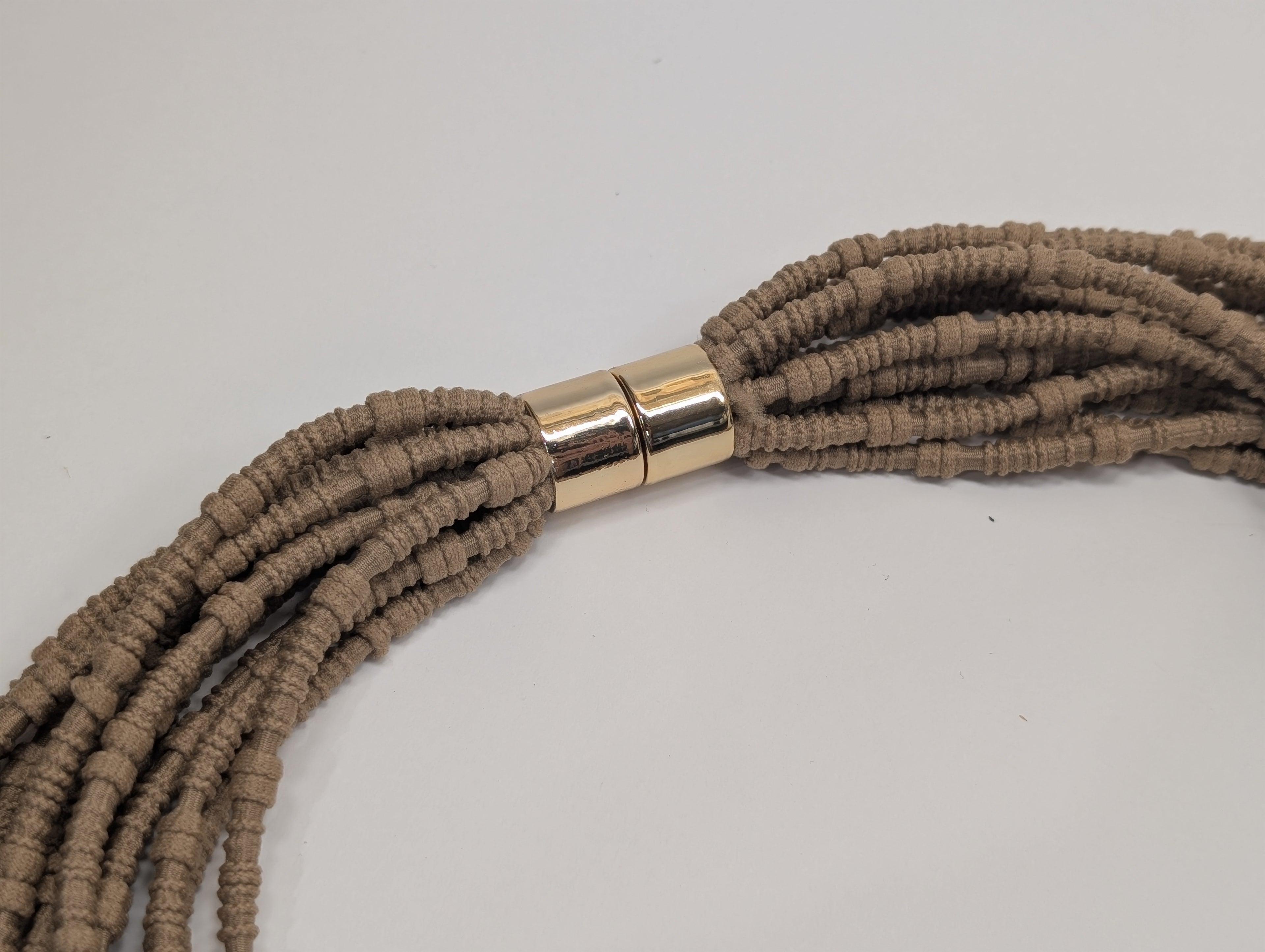 Collar Largo Multihilo de Tela con Cierre Imantado
