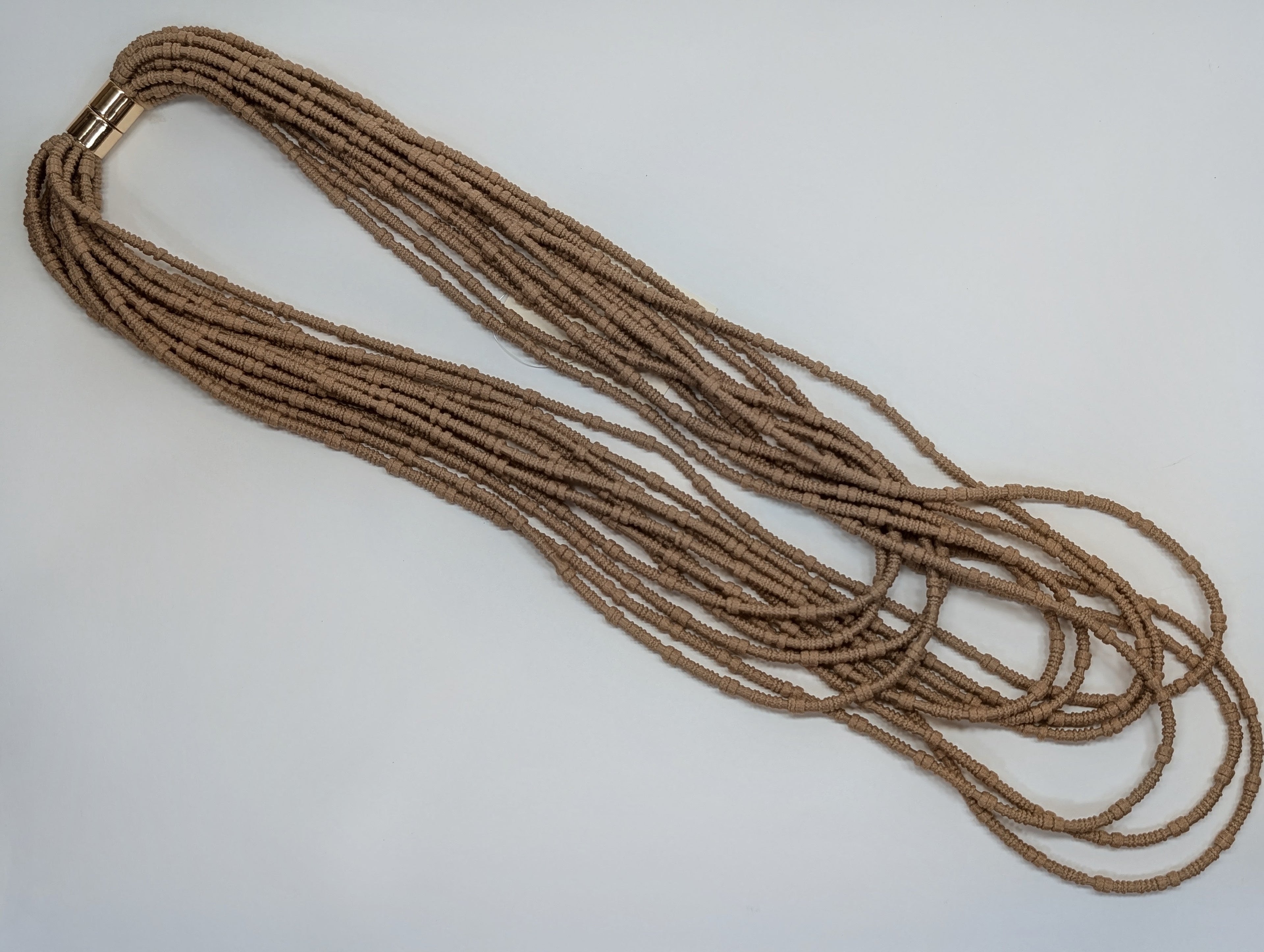 Collar Largo Multihilo de Tela con Cierre Imantado