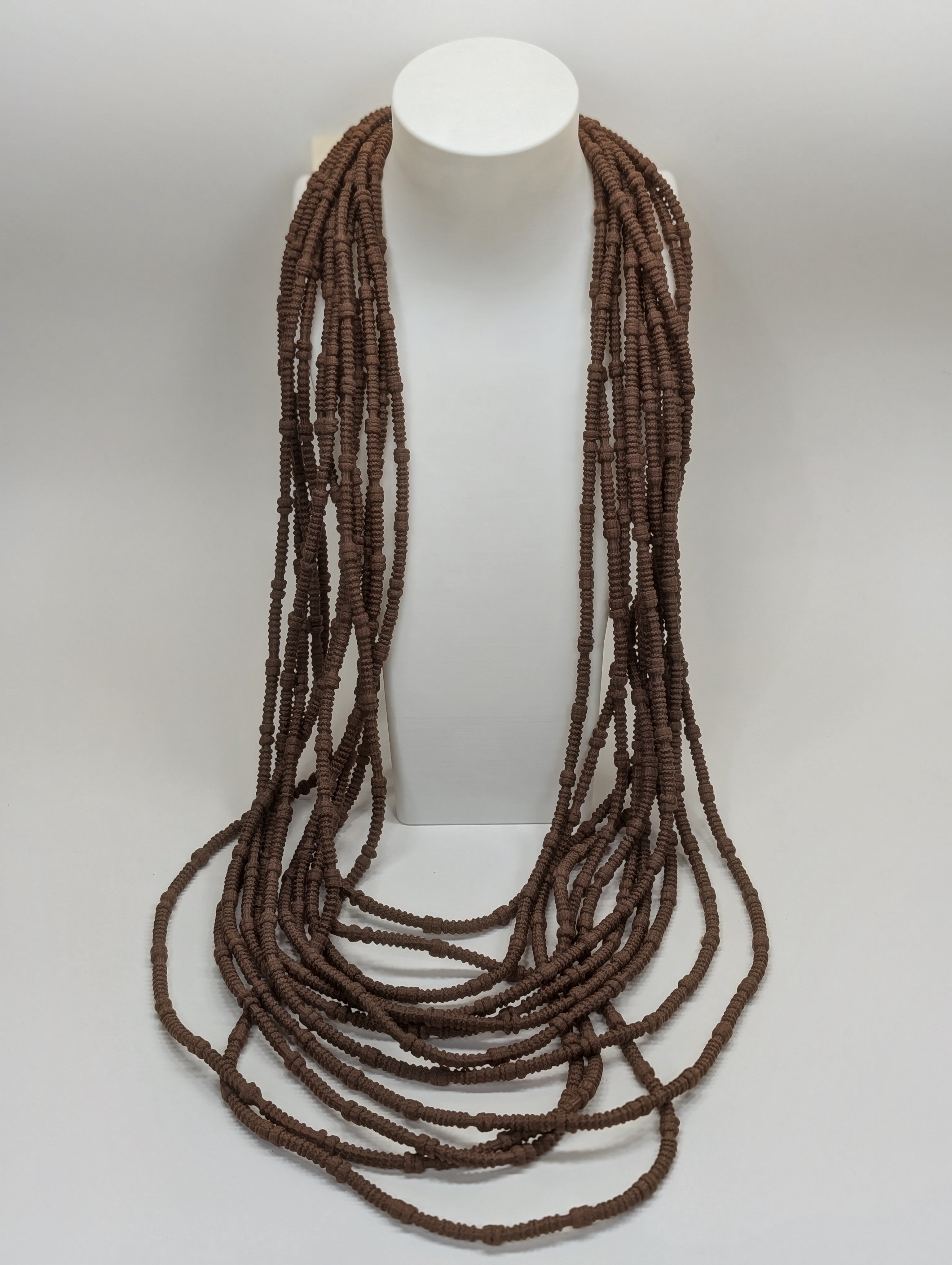 Collar Largo Multihilo de Tela con Cierre Imantado