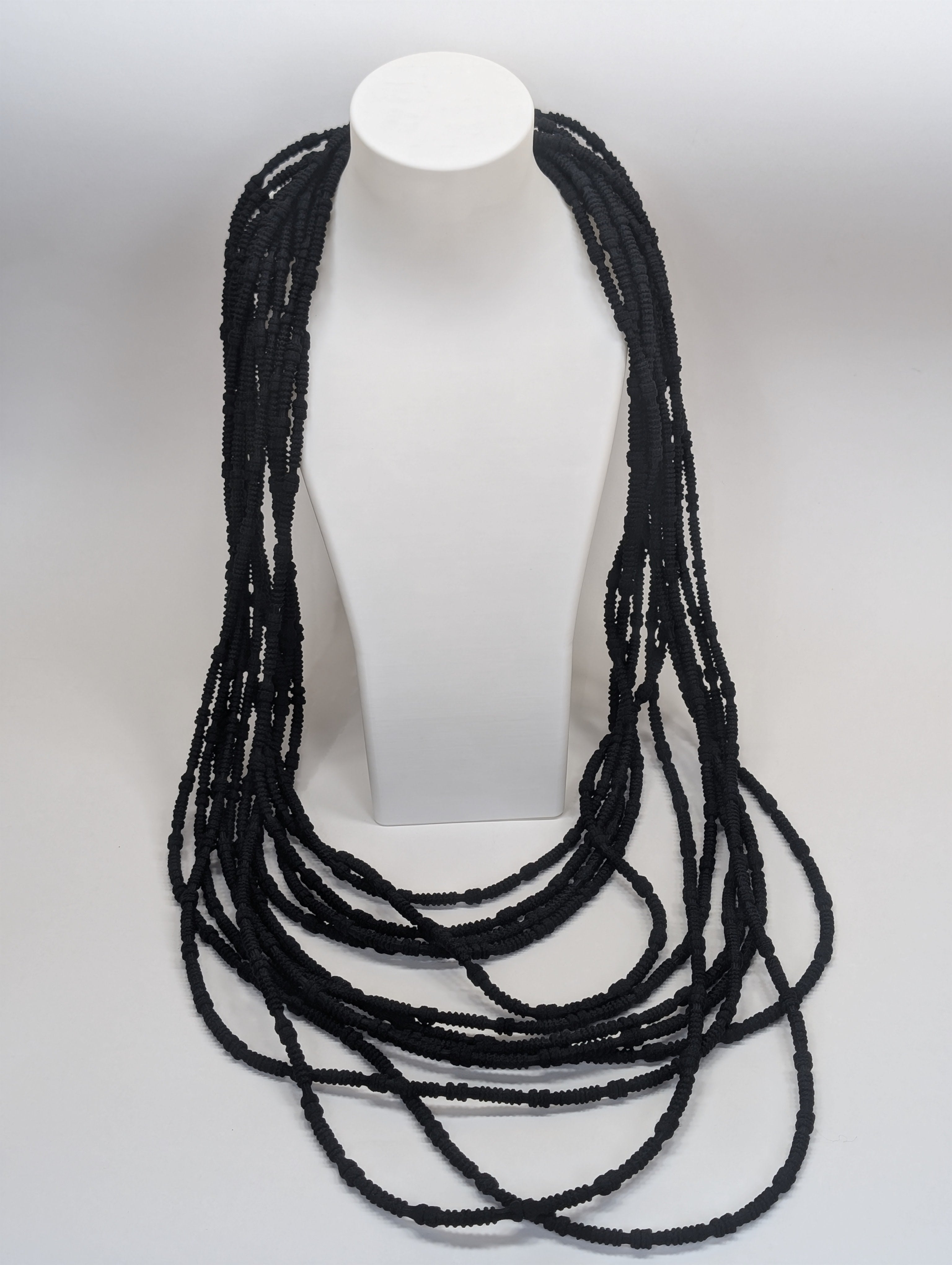Collar Largo Multihilo de Tela con Cierre Imantado