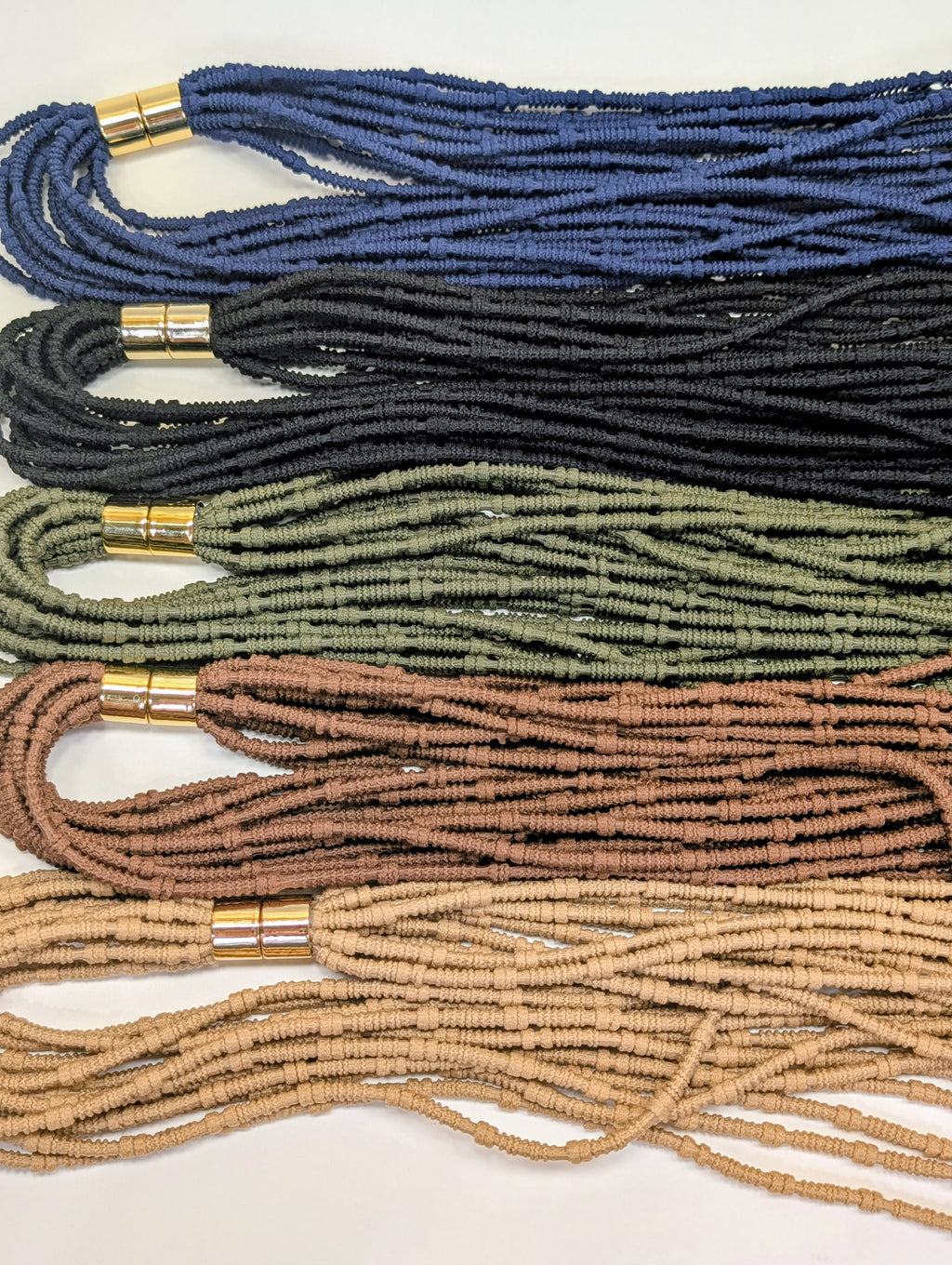 Collar Largo Multihilo de Tela con Cierre Imantado