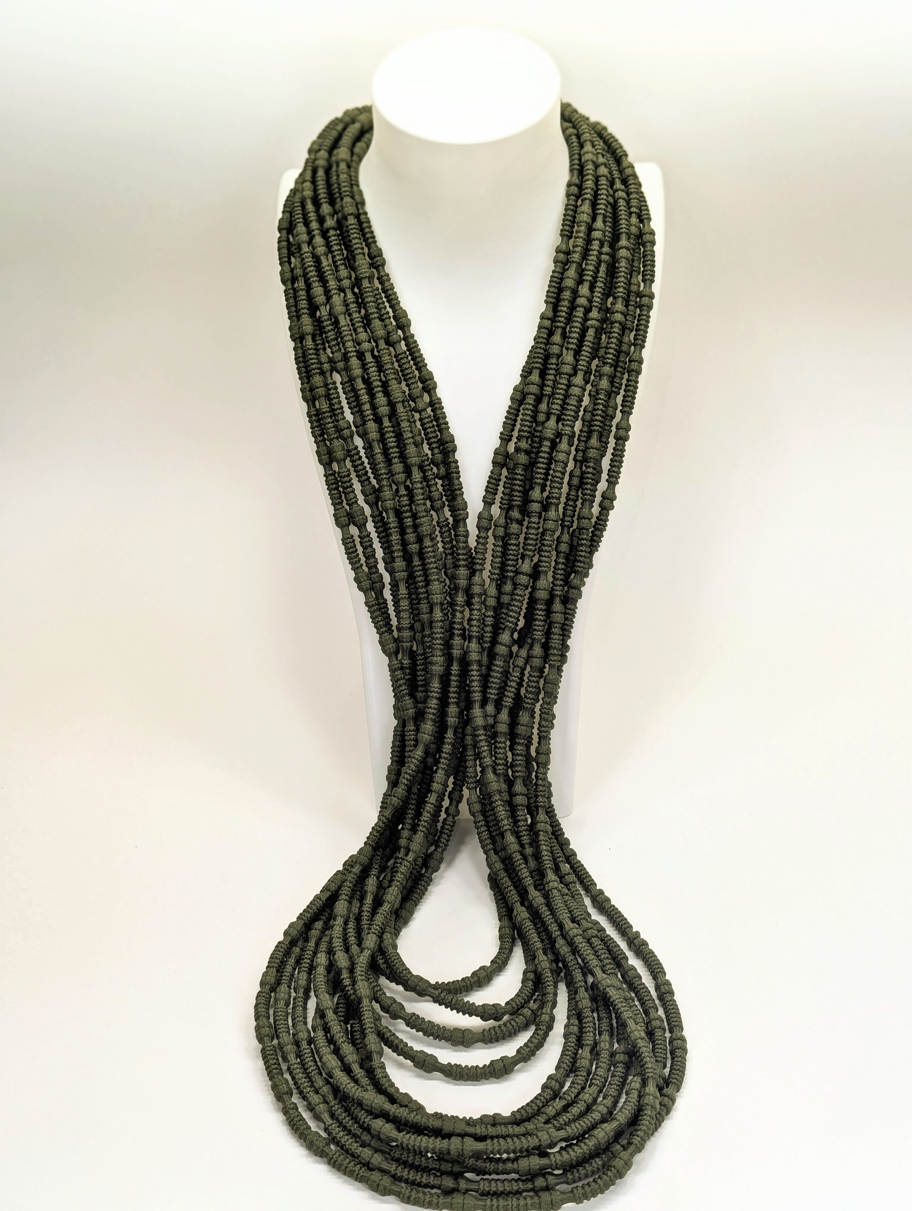 Collar Largo Multihilo de Tela con Cierre Imantado