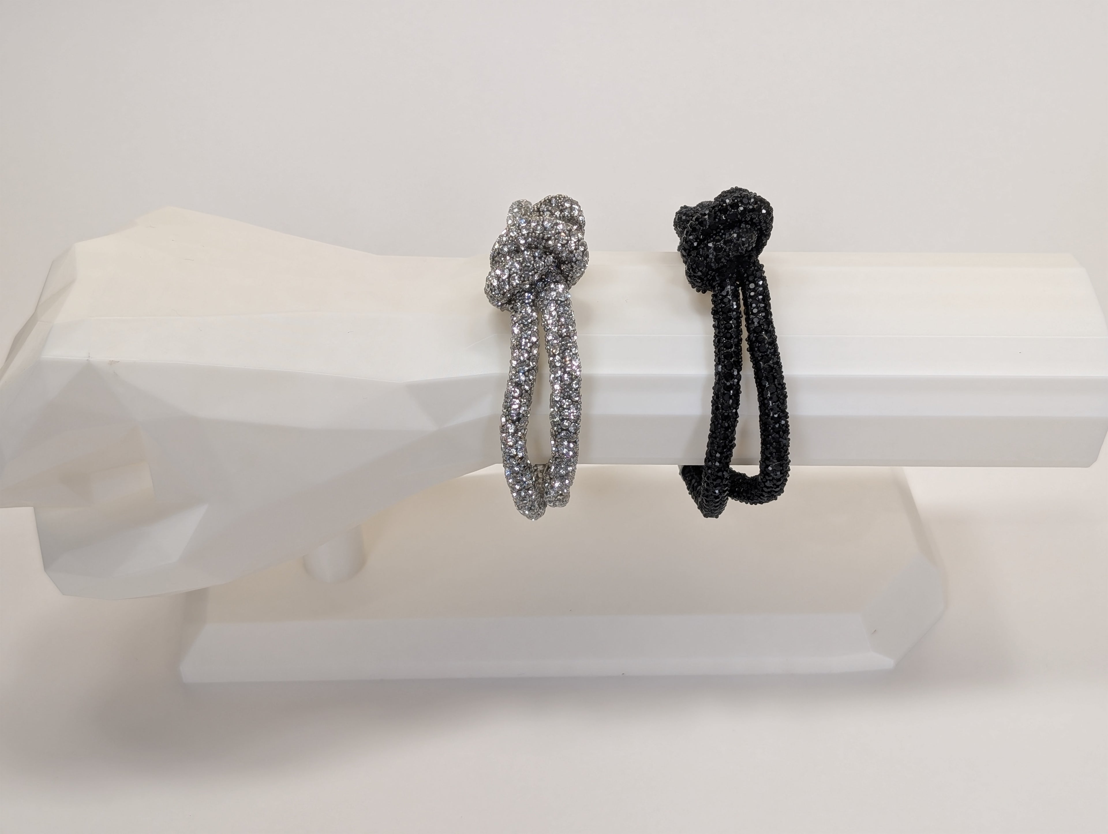 Pulsera de Tubulares con Cristales Brillantes y Nudo Central