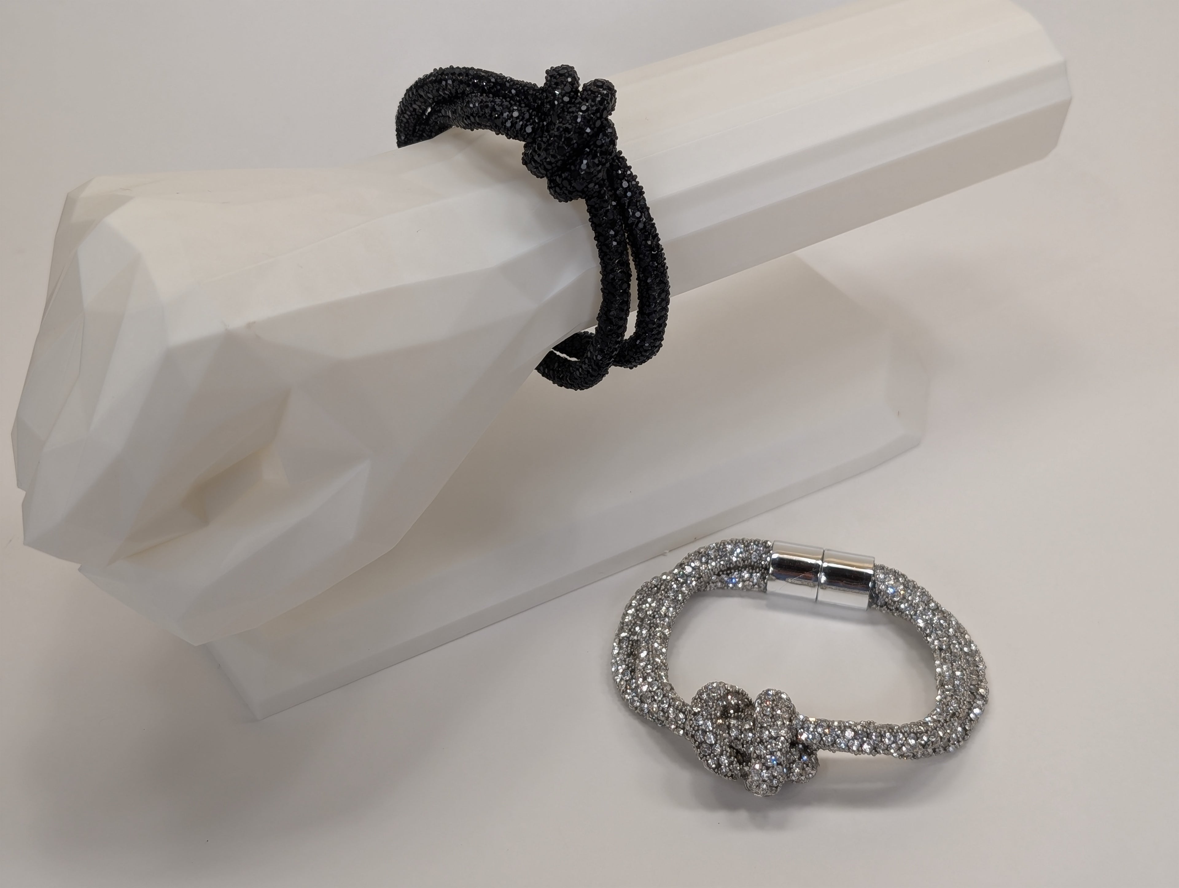 Pulsera de Tubulares con Cristales Brillantes y Nudo Central