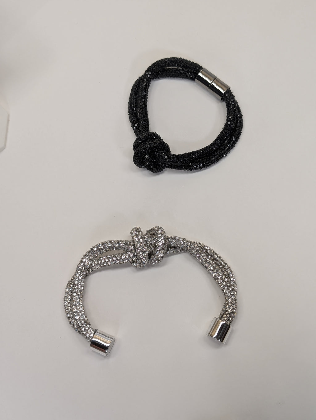 Pulsera de Tubulares con Cristales Brillantes y Nudo Central