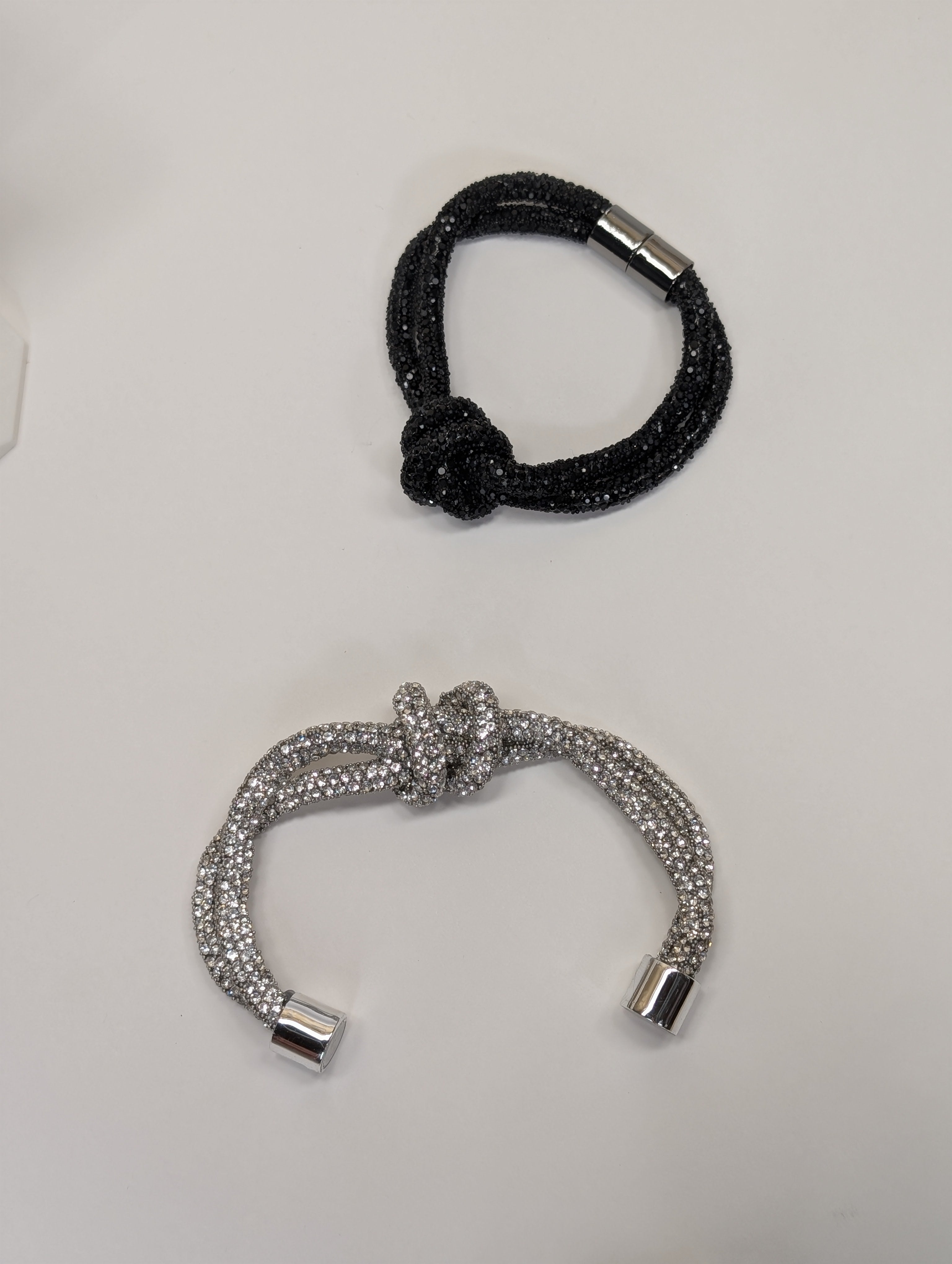 Pulsera de Tubulares con Cristales Brillantes y Nudo Central